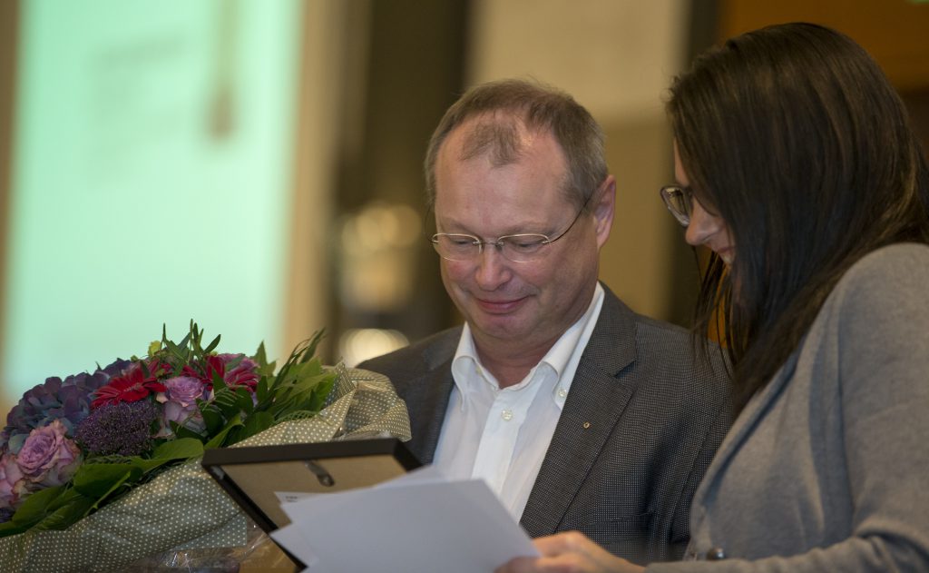 aarets kiropraktor Carsten Hviid får blomster
